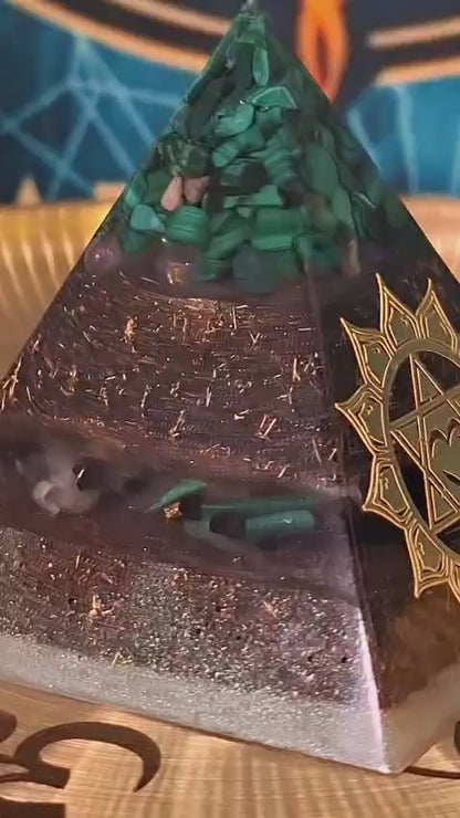 Piramidă orgonică cu malalchit